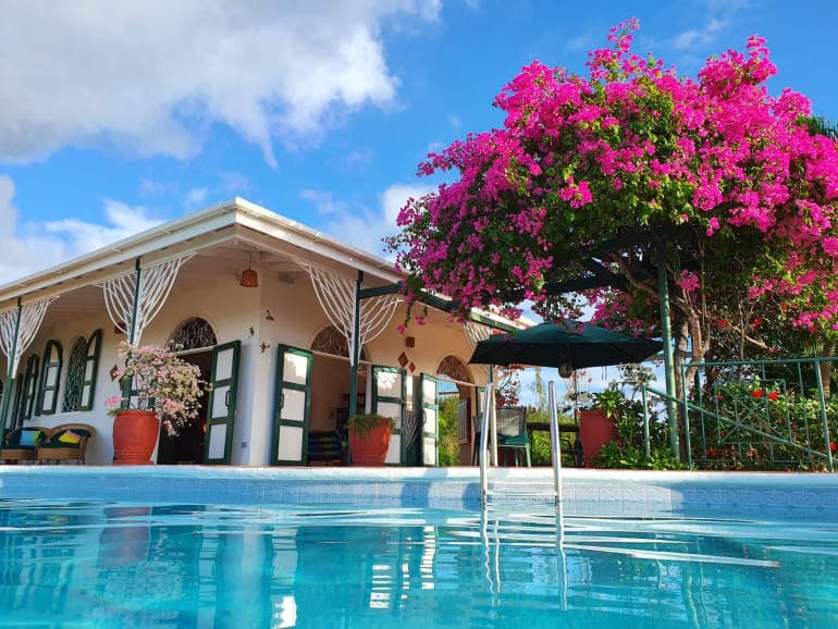 Luxurious three-roomed house opening on to a spectacular pool and ocean views, suitable for up to 5 people.